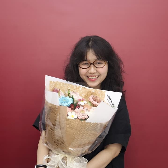 Minh Phuong Tran holding flowers
